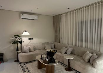 استديو بأثاث مريح وبسيط 