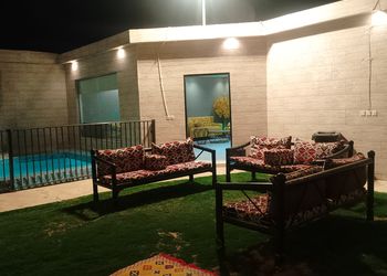 شاليه بصالة داخلية ومسطح اخضر