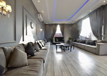 شاليه بمسطح اخضر وصاله وغرفة نوم