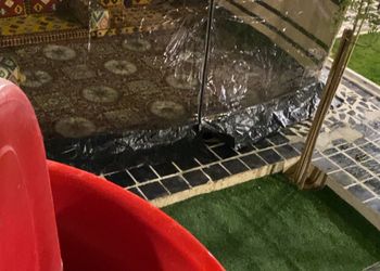 شاليه بجلسة خارجية ومسبح خارجي