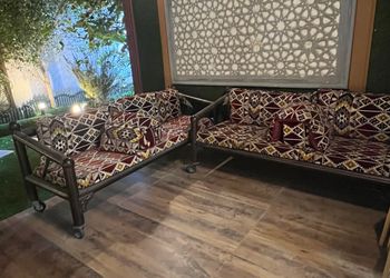 استراحة بجلسة خارجية وألعاب أطفال 
