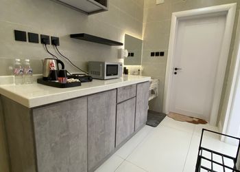 استديو بسرير مريح وتصميم هادئ 