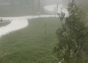 شاليه بمسطح اخضر وجلسة 