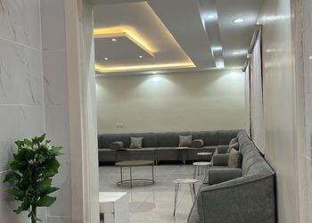 استراحة بمسطح اخضروجلسة خارجية 