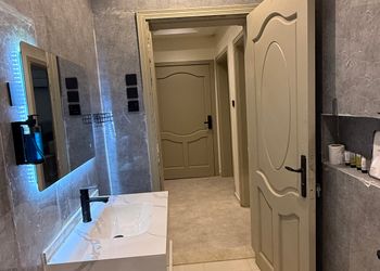 شقة بغرفة معيشة وغرفة نوم 