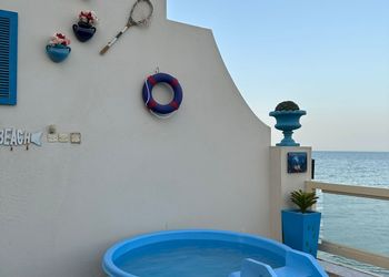 شاليه باطلاله على البحر