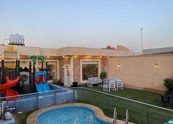 شاليه بجلسة تطل على مسبح خارجي 