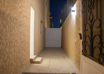 شقة بصالة جلوس ومدخل خاص