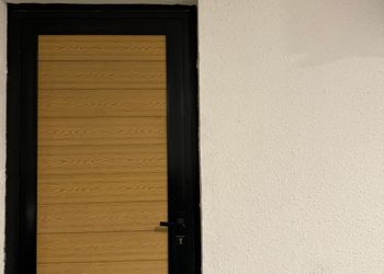 استديو بأثاث مريح وبسيط 