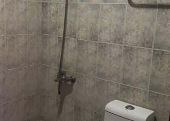 شقة بغرفة معيشة وغرفتين نوم 