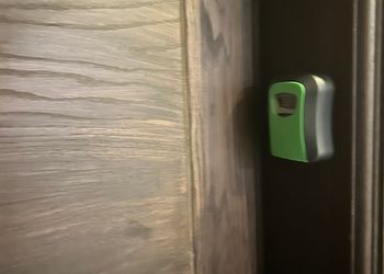 استديو بأثاث مريح وبسيط 