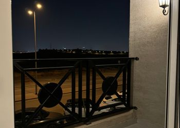 شقة بصالة وثلاث غرف نوم 