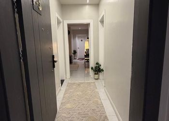 شقة بصالة بأثاث مودرن ودخول ذاتي 