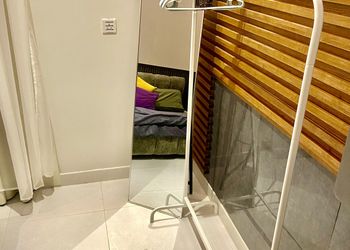 استديو بأثاث مريح وبسيط 