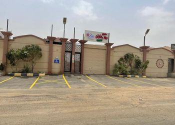 شاليه بمسطح اخضر وجلسة خارجية 
