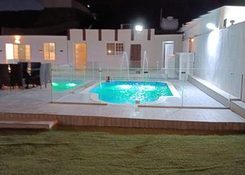 شاليه بجلسة خارجية ومسبح 