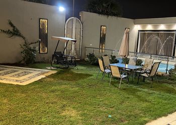 شاليه بجلسة تطل على مسبح خارجي 