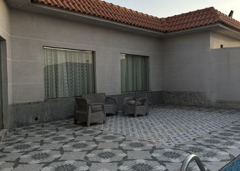 شاليه بمسطح اخضر وجلسة 