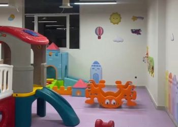 شقة بغرفة معيشة وغرفة نوم 
