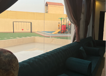 شاليه بالعاب اطفال ومسطح اخضر