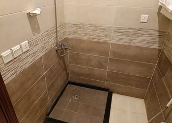 استديو بأثاث بسيط ومريح 