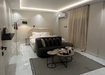 استديو بسرير ماستر وجلسة 