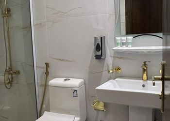 شاليه بمسطح اخضر و مسبح