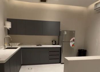 شاليه بجلسة خارجية على المسبح 