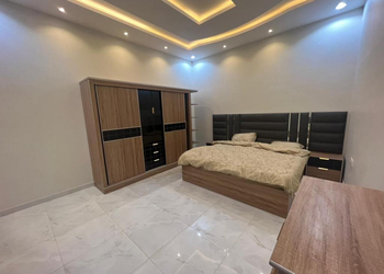 شالية بصالة ومسطح اخضر مع مسبح
