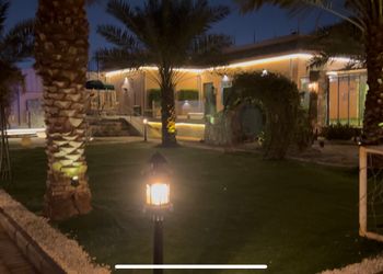 شاليه بمسبح خارجي ومسطحات خضراء