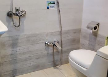 استديو بسريرين مفردة و أثاث مريح