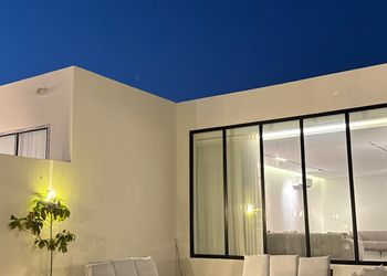 شالية بمجلس مطل على الفناء الخارجي 