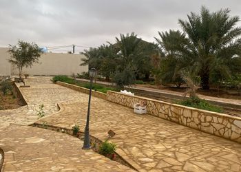 مزرعة بمناظر خلابة وجلسات خارجية 