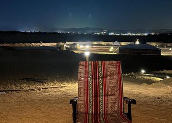 مخيم ببيت شعر وجلسة خارجية