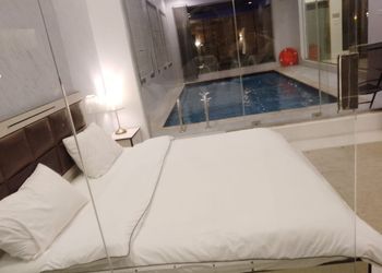 شاليه بغرفة نوم مطله على المسبح