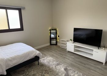 استديو بأثاث مريح وبسيط 