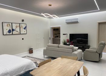 استديو بسرير مريح وتصميم هادئ 