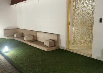 استراحة بمسطح اخضر وجلسه خارجيه