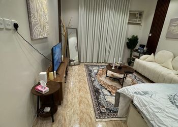 استديو بأثاث مريح وبسيط 