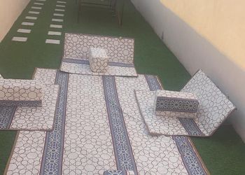 شاليه بجلسة خارجية و مسطح اخضر