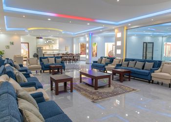 شاليه بمسطح اخضر ومسبح