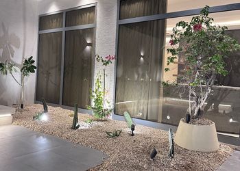 شاليه بجلسة تطل على مسبح خارجي 