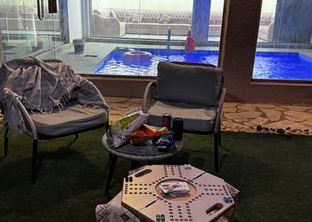 شاليه بمسطح اخضر ومسبح 