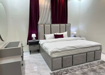 شقة انيقة بصالة وثلاث غرف نوم 