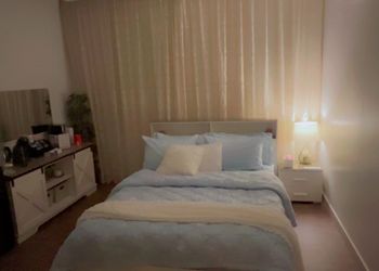 غرفة بسرير مريح وأثاث بسيط