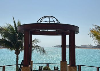 شاليه بمسبح مطل على البحر 