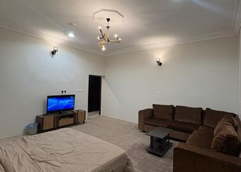 استديو بأثاث مريح وبسيط 