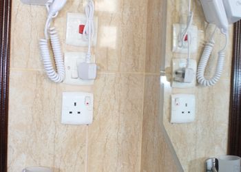 شقة بغرفتين نوم وصالة وبأثاث مريح