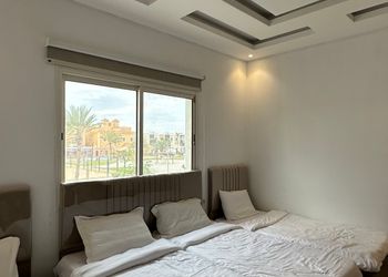 شاليه بإطلالة مميزة وغرف نوم 