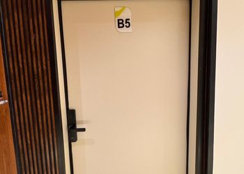 استديو بأثاث مريح وبسيط 